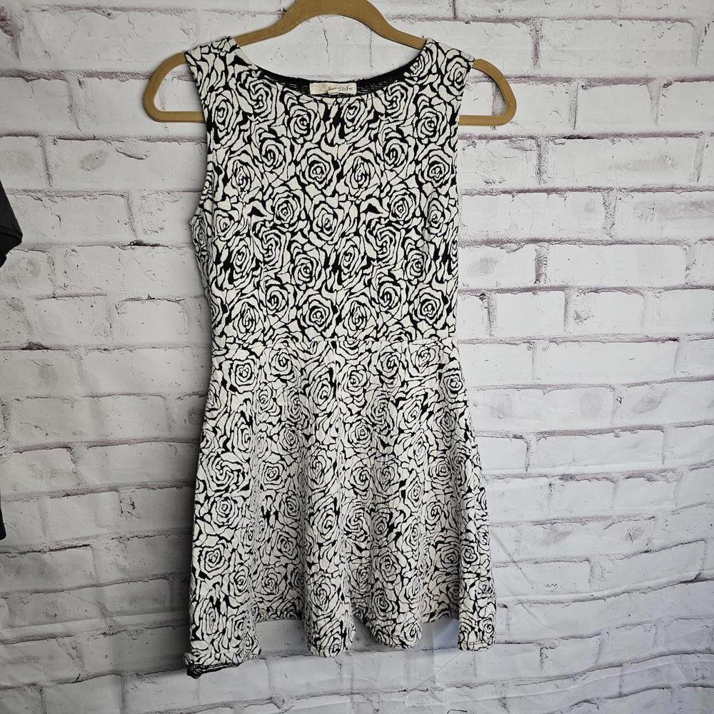Black and White Sleeveless Rosebud Dress